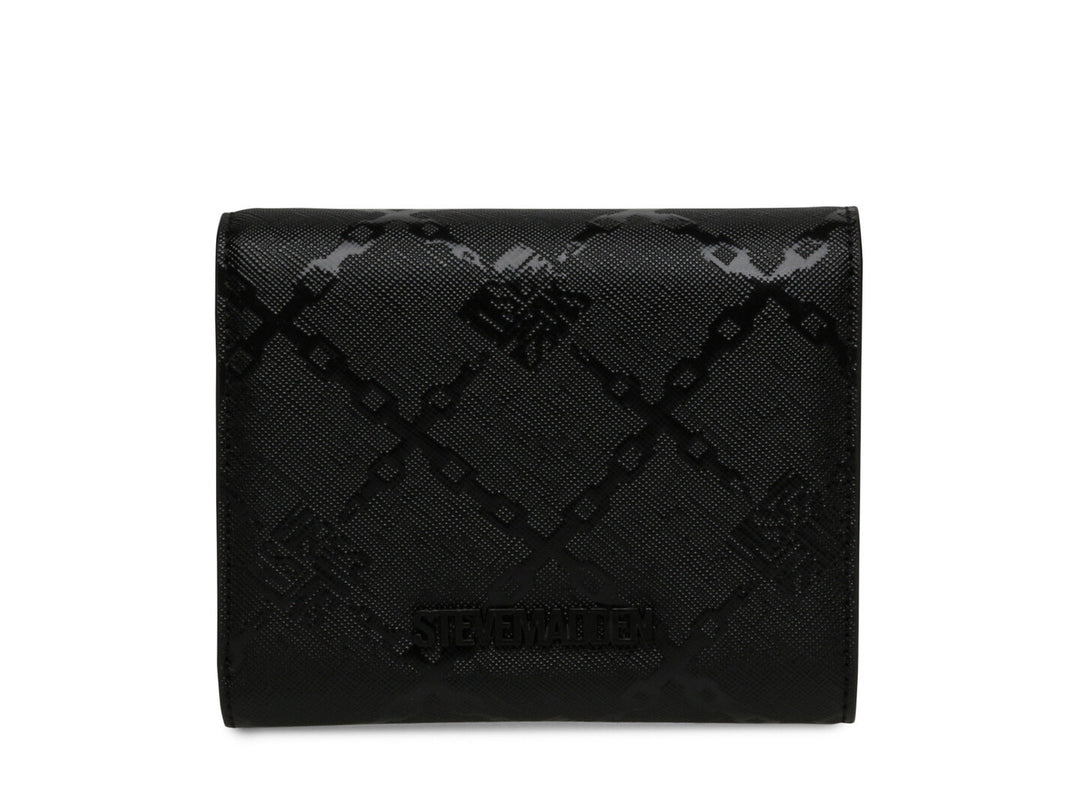 Cartera negra de Steve Madden con textura grabada y cierre frontal con hebilla.