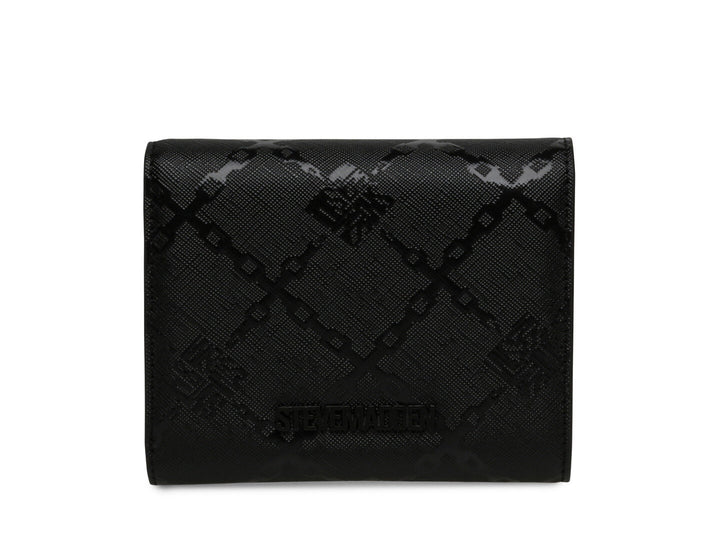 Cartera negra de Steve Madden con textura grabada y cierre frontal con hebilla.