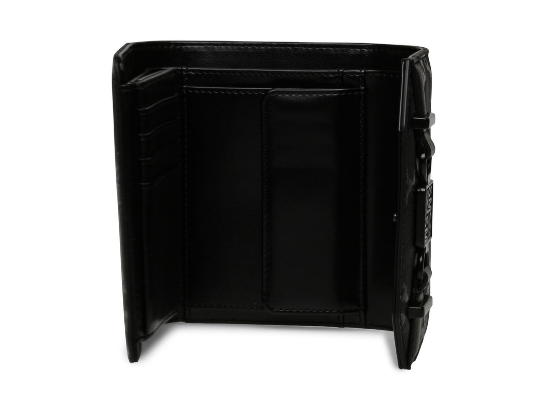 Cartera negra de Steve Madden con textura grabada y cierre frontal con hebilla.