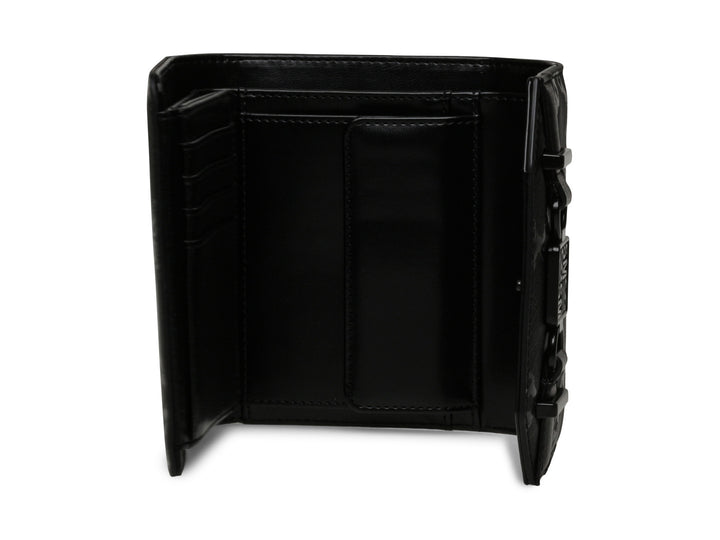 Cartera negra de Steve Madden con textura grabada y cierre frontal con hebilla.