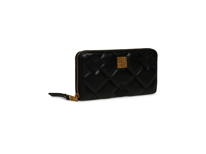 Cartera pequeña de Steve Madden en color negro con diseño acolchado y detalles metálicos dorados.