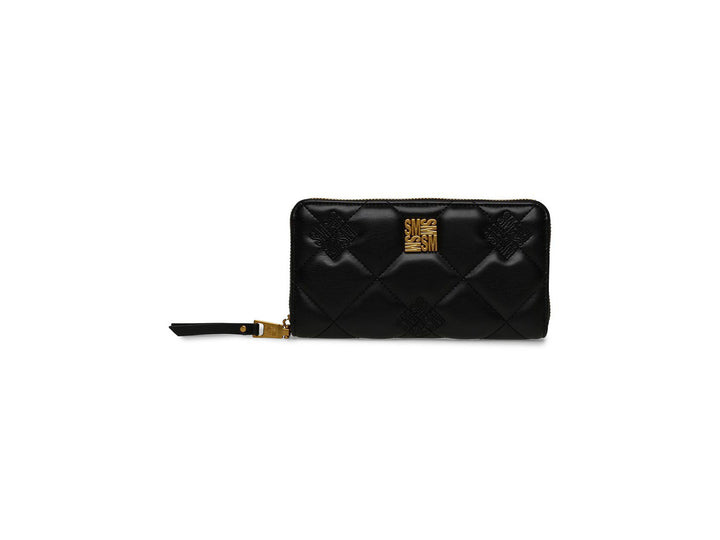 Cartera pequeña de Steve Madden en color negro con diseño acolchado y detalles metálicos dorados.