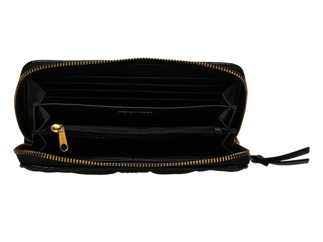 Cartera pequeña de Steve Madden en color negro con diseño acolchado y detalles metálicos dorados.