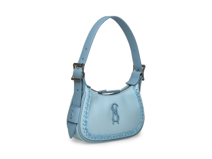 Bolsa de hombro Steve Madden modelo Belia en color azul claro con textura rugosa y correa ajustable.