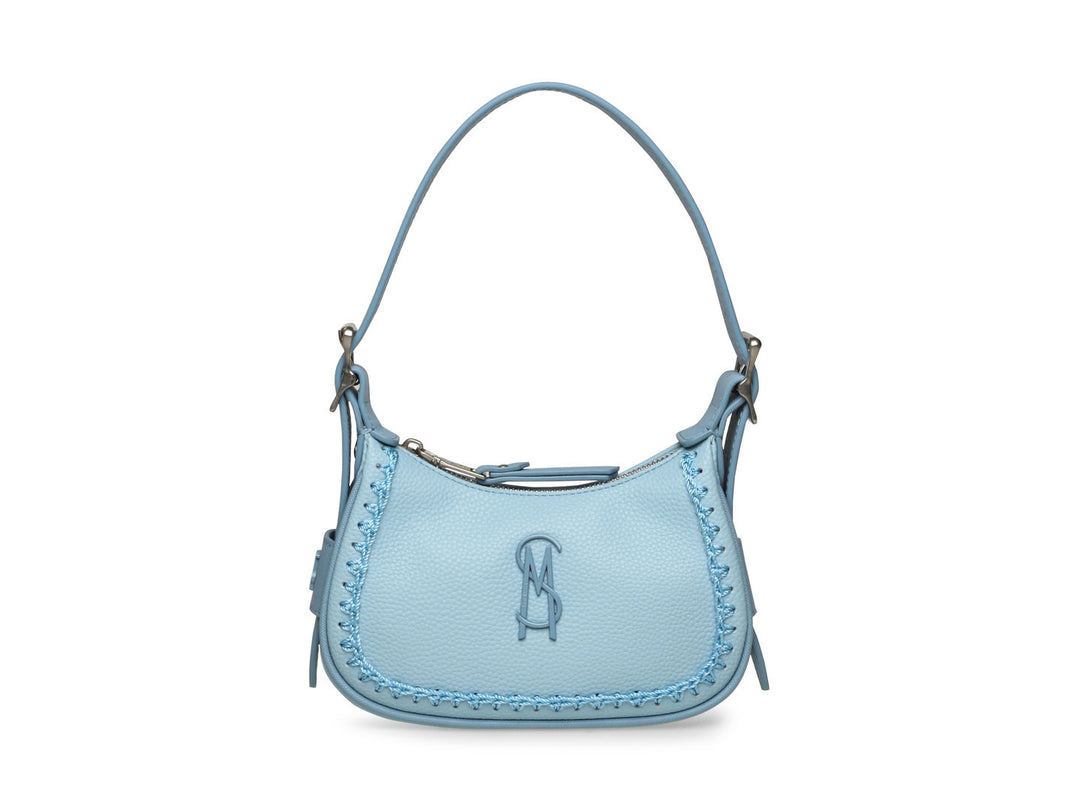 Bolsa de hombro Steve Madden modelo Belia en color azul claro con textura rugosa y correa ajustable.