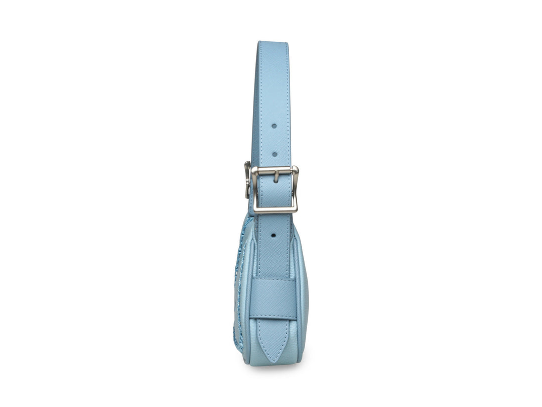 Bolsa de hombro Steve Madden modelo Belia en color azul claro con textura rugosa y correa ajustable.