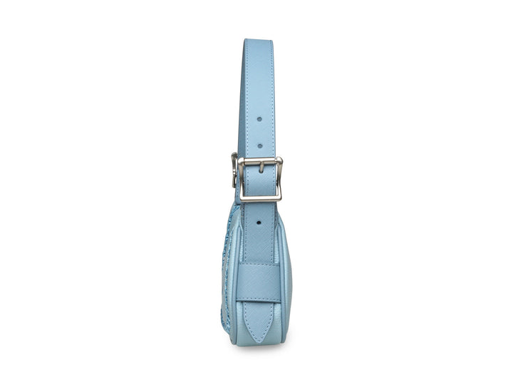 Bolsa de hombro Steve Madden modelo Belia en color azul claro con textura rugosa y correa ajustable.