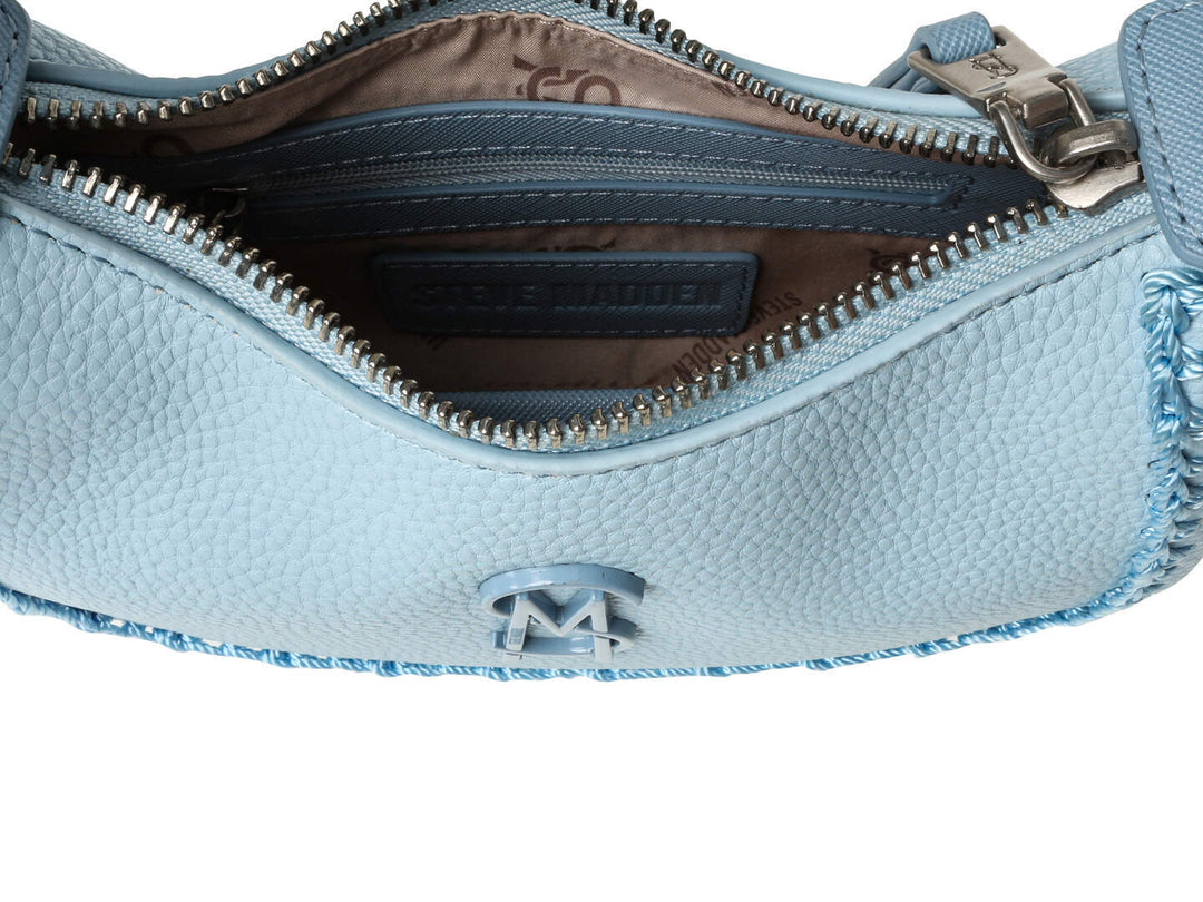 Bolsa de hombro Steve Madden modelo Belia en color azul claro con textura rugosa y correa ajustable.