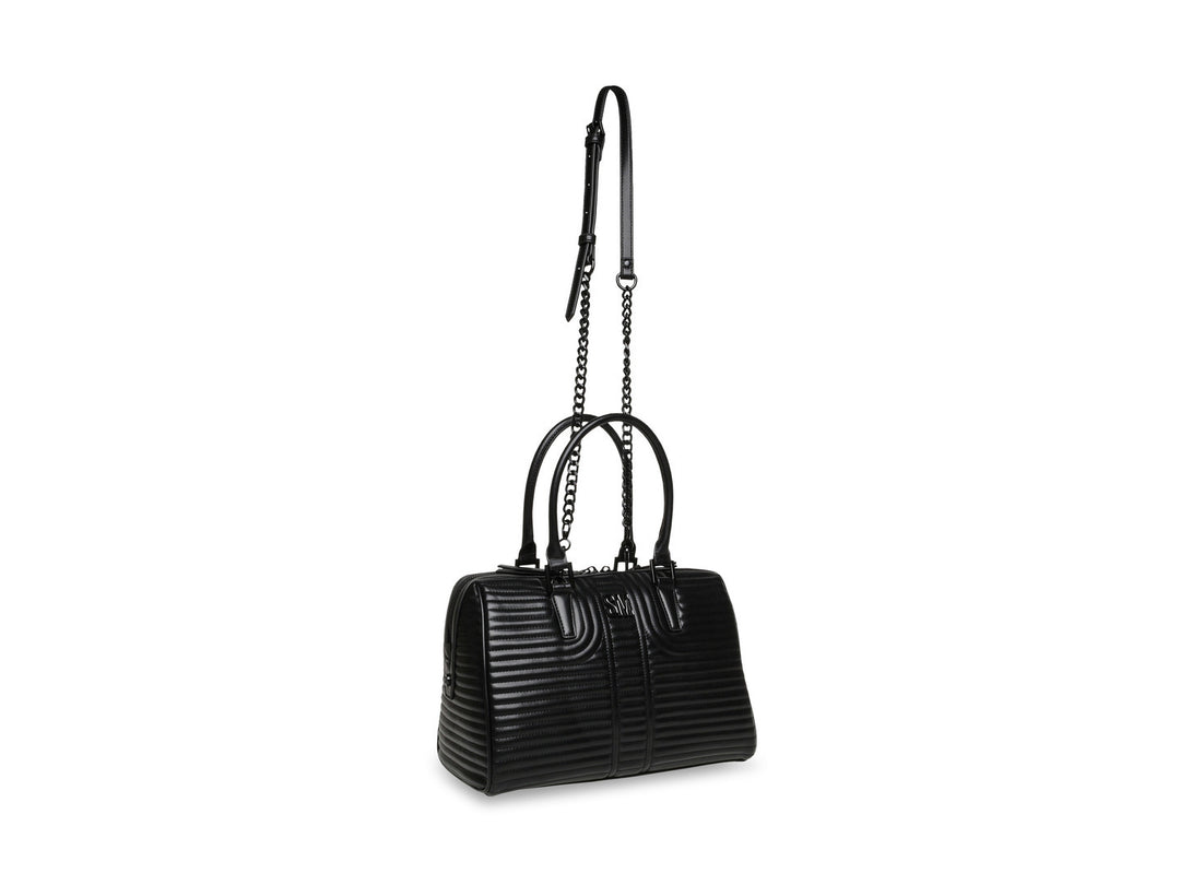 Bolso de mano Steve Madden color negro con textura acanalada, asas superiores y correa larga con cadena.