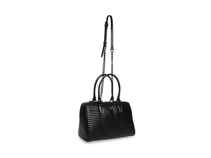 Bolso de mano Steve Madden color negro con textura acanalada, asas superiores y correa larga con cadena.