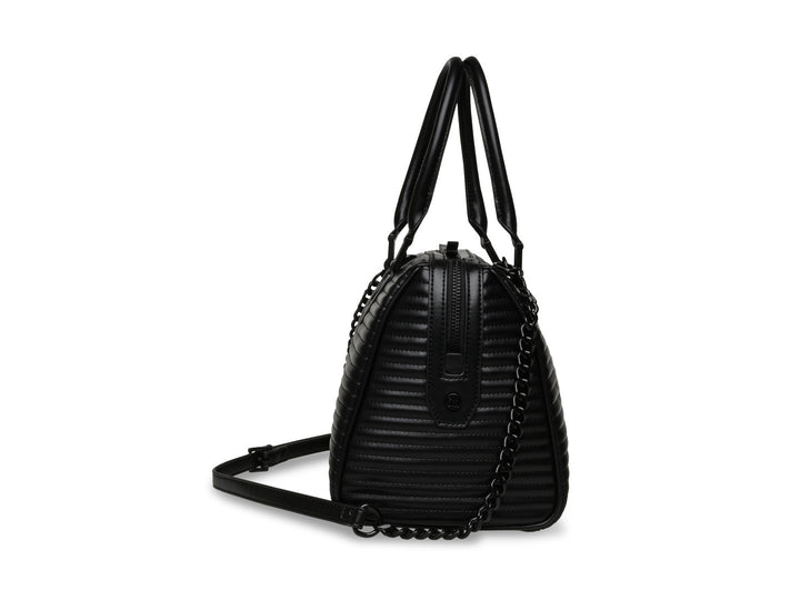 Bolso de mano Steve Madden color negro con textura acanalada, asas superiores y correa larga con cadena.