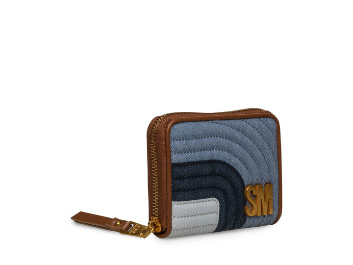 Cartera pequeña de Steve Madden en tonos azul denim con bordes marrones y cierre dorado.