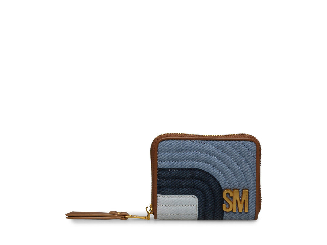 Cartera pequeña de Steve Madden en tonos azul denim con bordes marrones y cierre dorado.