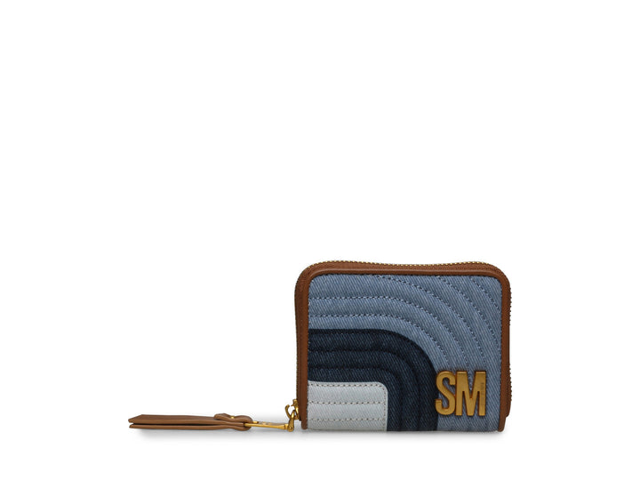 Cartera pequeña de Steve Madden en tonos azul denim con bordes marrones y cierre dorado.