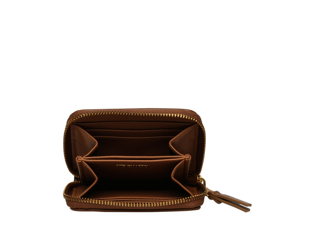 Cartera pequeña de Steve Madden en tonos azul denim con bordes marrones y cierre dorado.