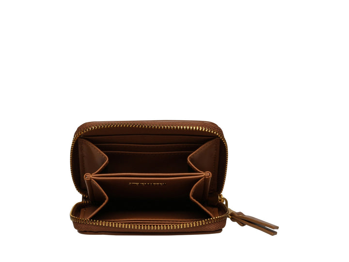 Cartera pequeña de Steve Madden en tonos azul denim con bordes marrones y cierre dorado.