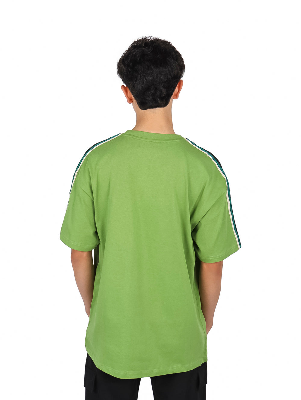 Hombre vistiendo playera color verde con franjas blancas y negras en las mangas y un pequeño detalle rojo al pecho.