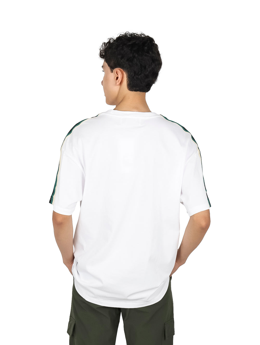 Hombre vistiendo playera blanca de manga corta con un cuadrado rojo en el pecho y franjas verdes en los hombros.