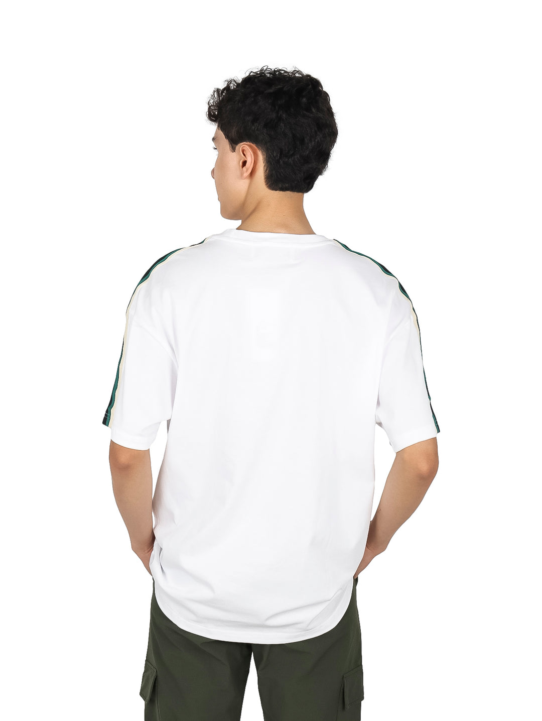 Hombre vistiendo playera blanca de manga corta con un cuadrado rojo en el pecho y franjas verdes en los hombros.