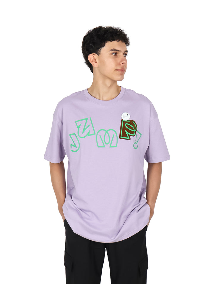 Hombre vistiendo una playera color púrpura claro con un estampado gráfico en el pecho.