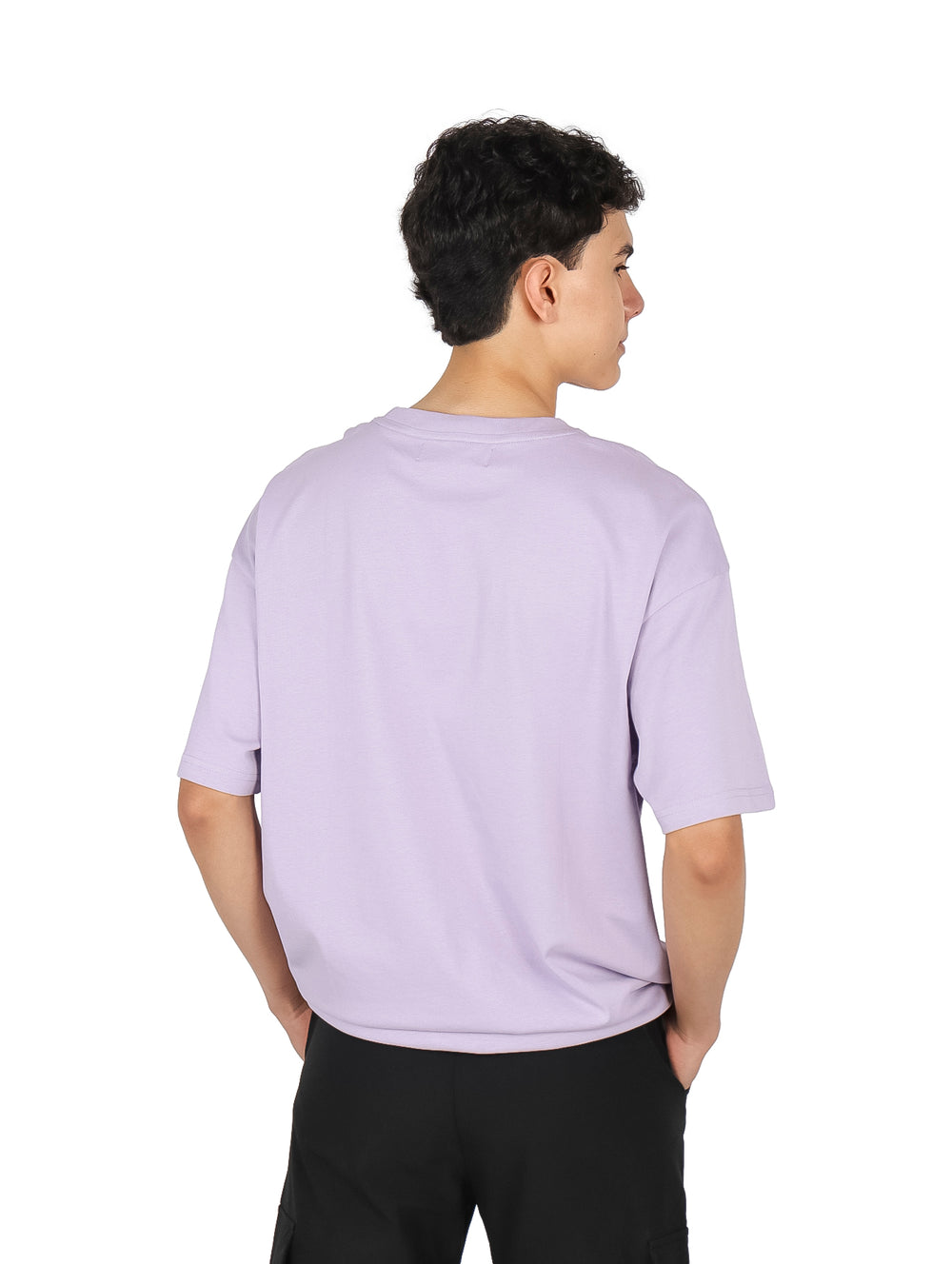 Hombre vistiendo una playera color púrpura claro con un estampado gráfico en el pecho.