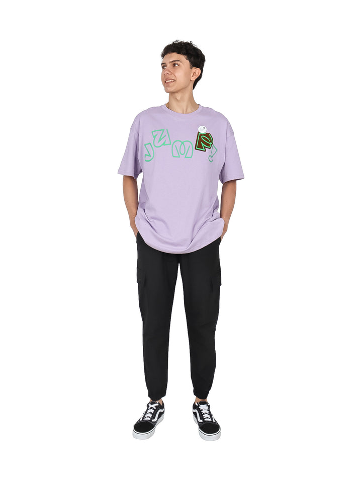 Hombre vistiendo una playera color púrpura claro con un estampado gráfico en el pecho.