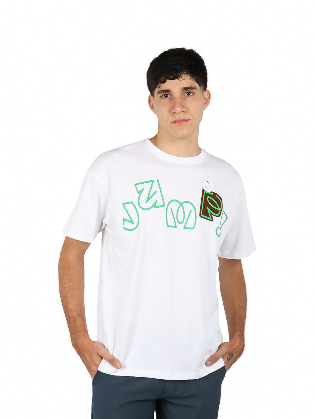 Hombre vistiendo playera blanca de manga corta con estampado gráfico en color verde en el pecho.