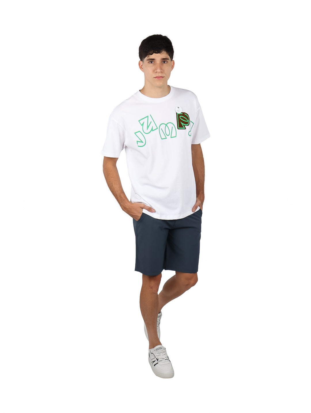 Hombre vistiendo playera blanca de manga corta con estampado gráfico en color verde en el pecho.