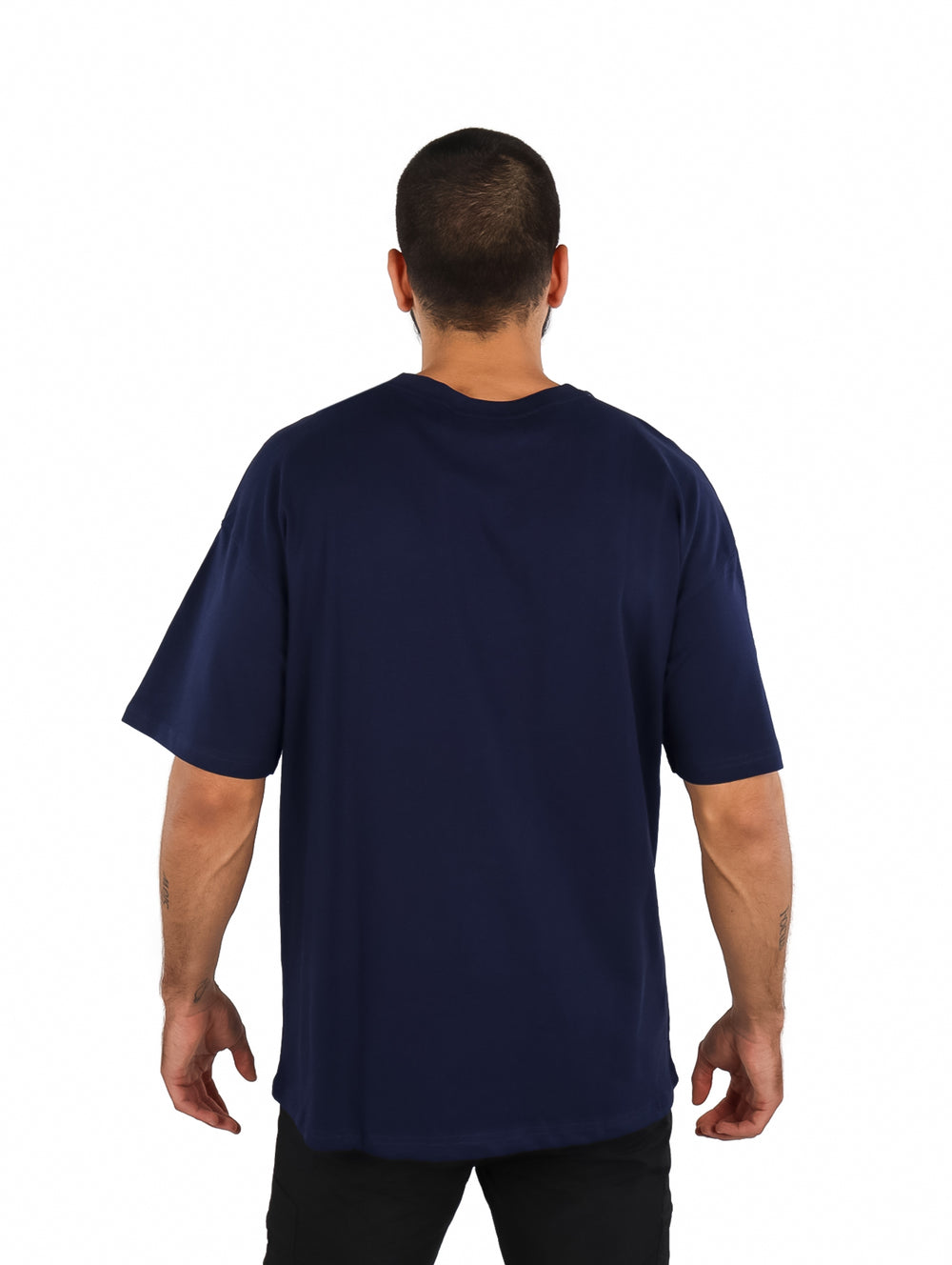 Hombre vistiendo playera azul marino de manga corta con estampado gráfico en color verde lima en el pecho.