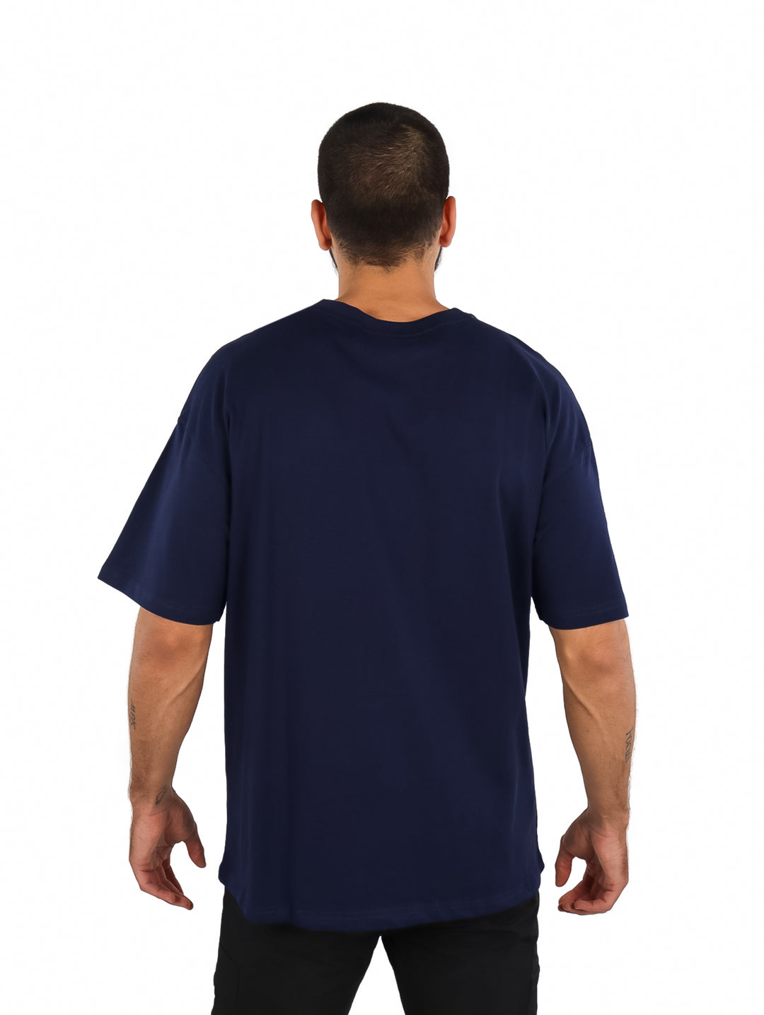 Hombre vistiendo playera azul marino de manga corta con estampado gráfico en color verde lima en el pecho.
