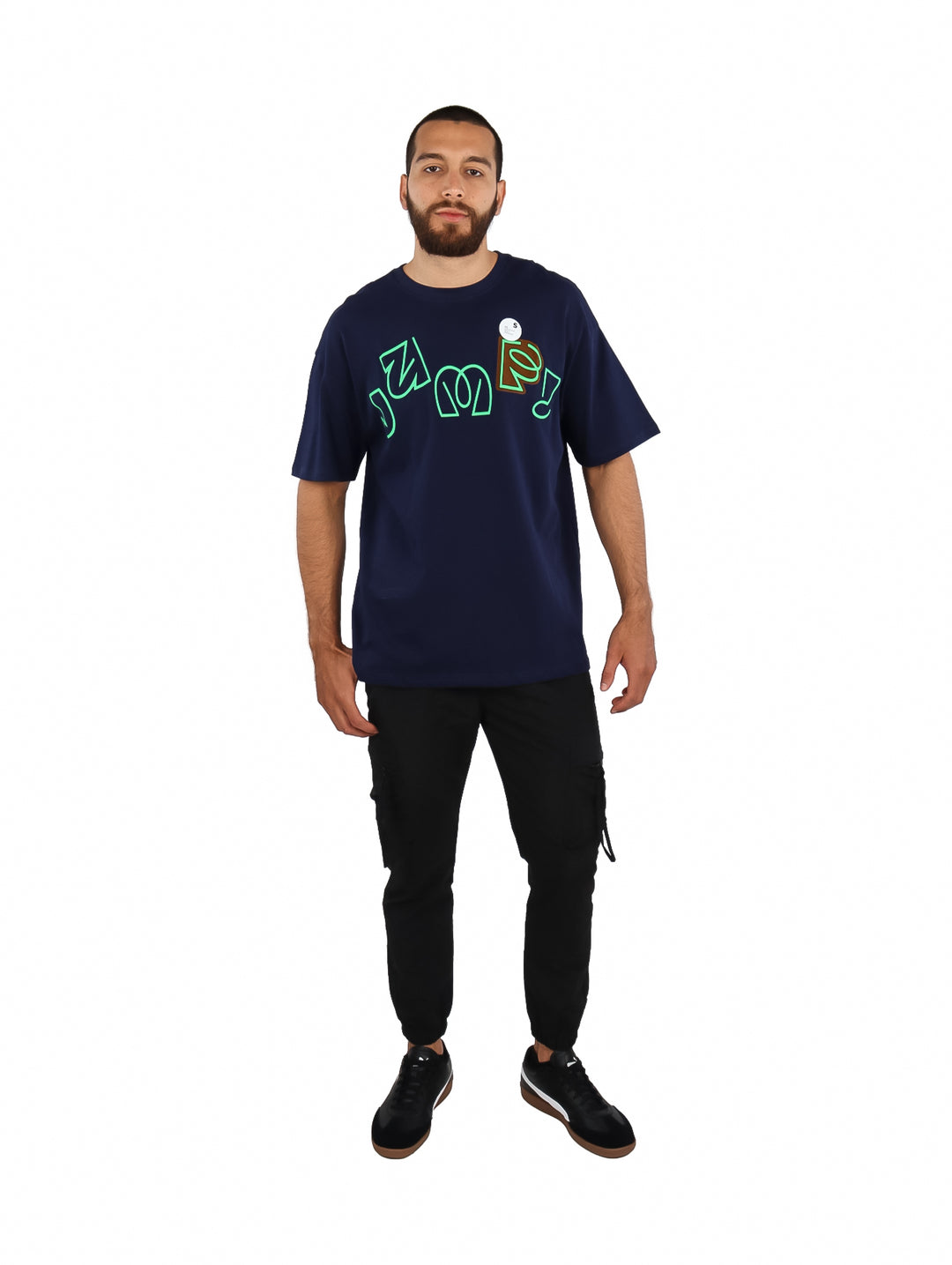 Hombre vistiendo playera azul marino de manga corta con estampado gráfico en color verde lima en el pecho.