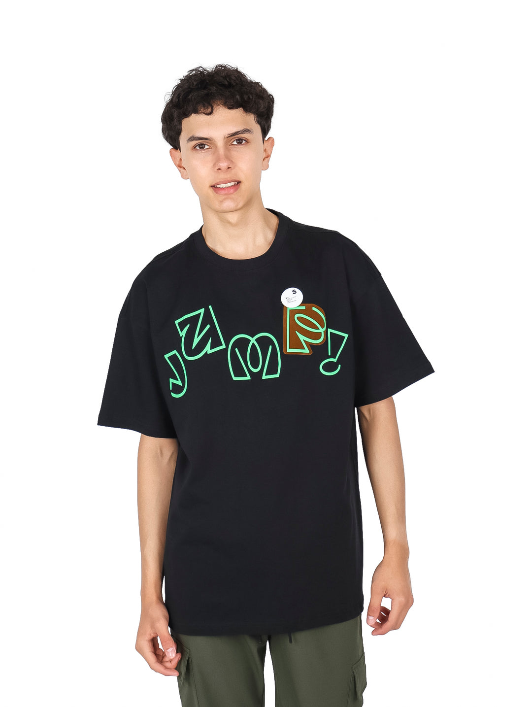 Hombre vistiendo playera negra de manga corta con estampado gráfico en color verde neón.