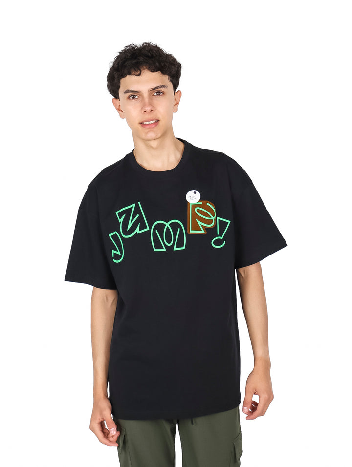 Hombre vistiendo playera negra de manga corta con estampado gráfico en color verde neón.