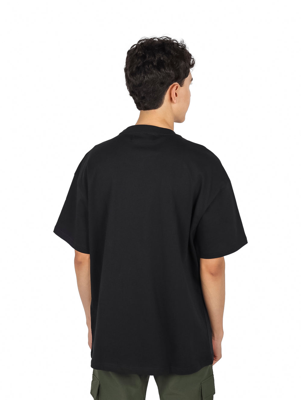Hombre vistiendo playera negra de manga corta con estampado gráfico en color verde neón.
