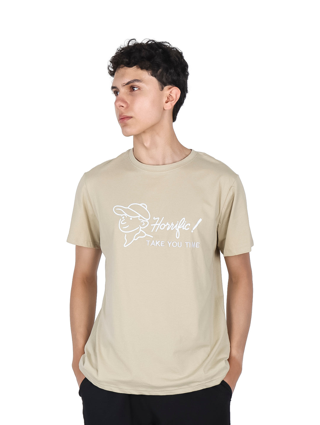 Hombre vistiendo una playera color beige de manga corta con un estampado blanco en el pecho.