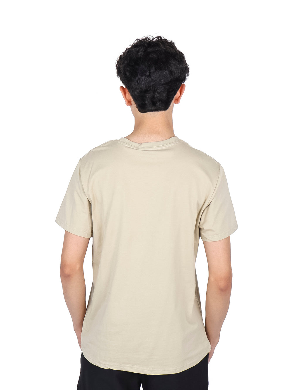 Hombre vistiendo una playera color beige de manga corta con un estampado blanco en el pecho.