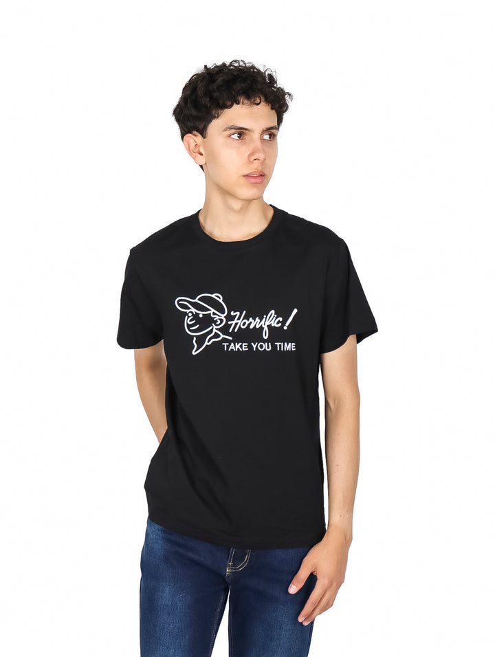 Hombre usando una playera negra de manga corta con un diseño gráfico blanco en el pecho.