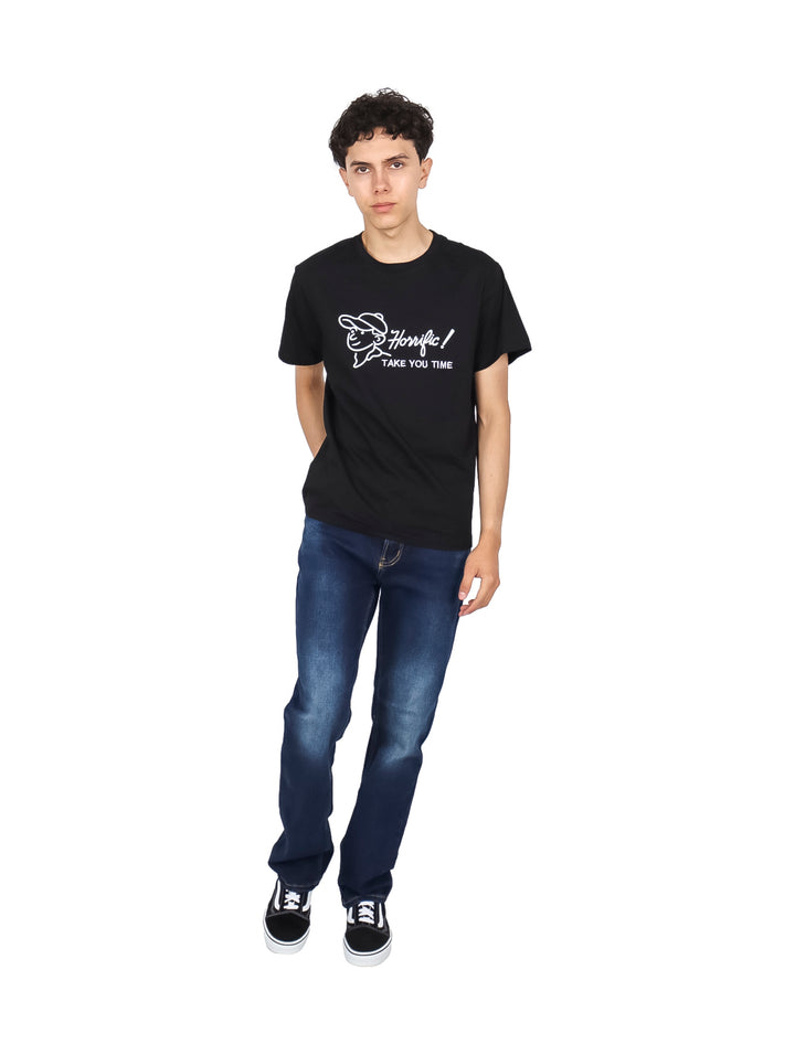 Hombre usando una playera negra de manga corta con un diseño gráfico blanco en el pecho.