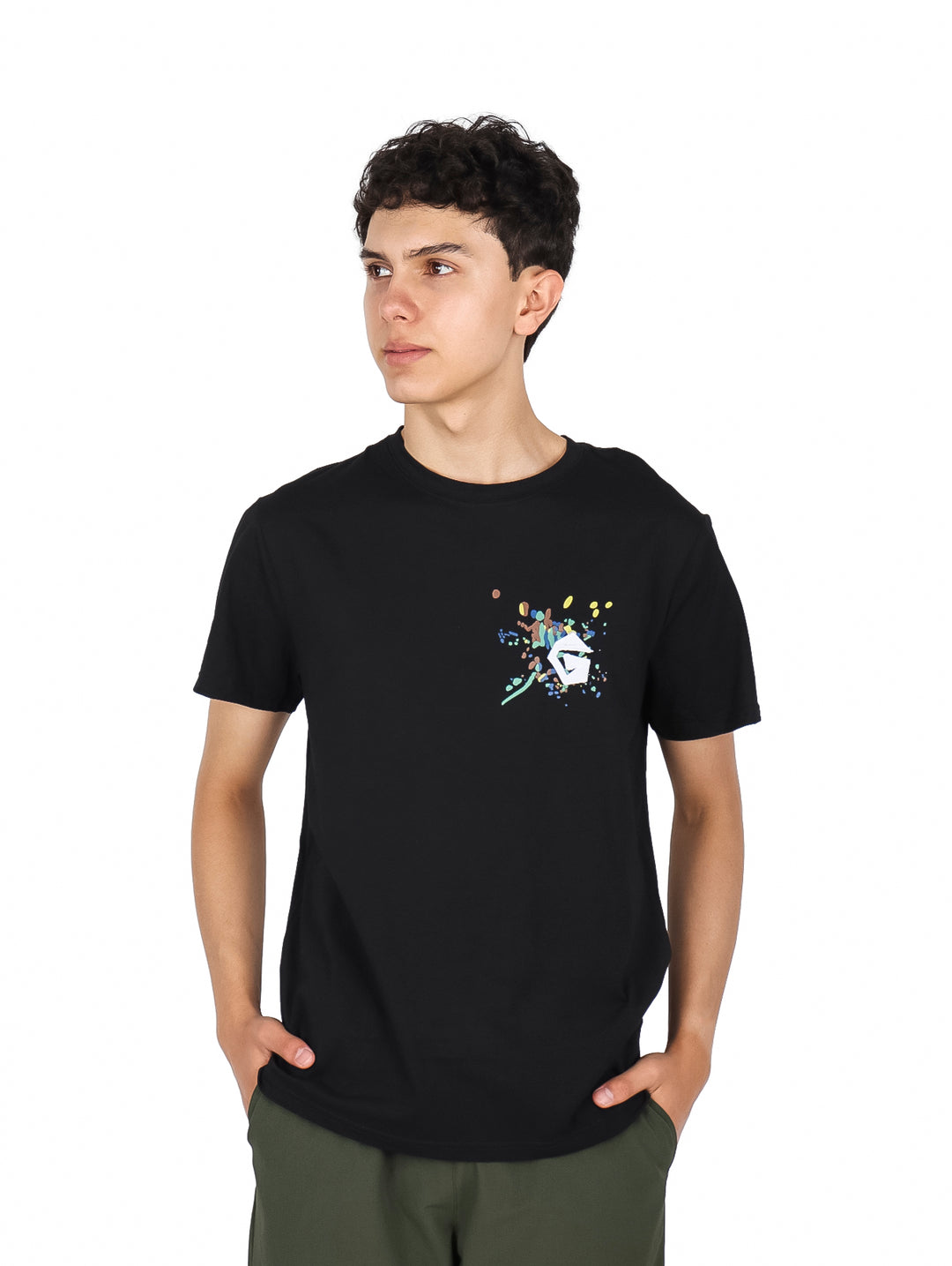 Hombre vistiendo una playera negra de manga corta con un pequeño estampado gráfico en el pecho.