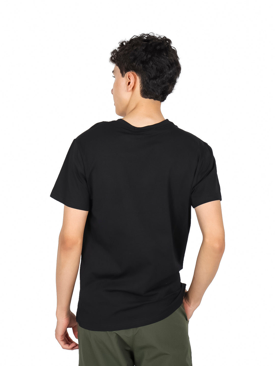 Hombre vistiendo una playera negra de manga corta con un pequeño estampado gráfico en el pecho.