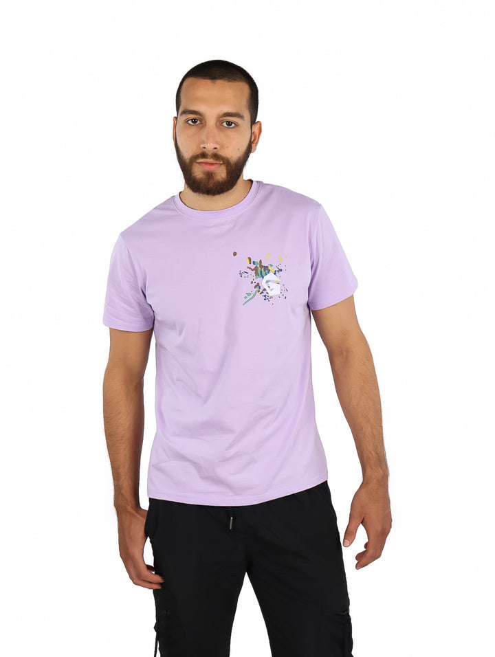 Hombre vistiendo una playera de manga corta color púrpura claro con un pequeño estampado en el pecho.