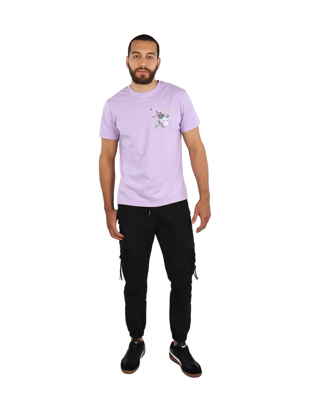 Hombre vistiendo una playera de manga corta color púrpura claro con un pequeño estampado en el pecho.