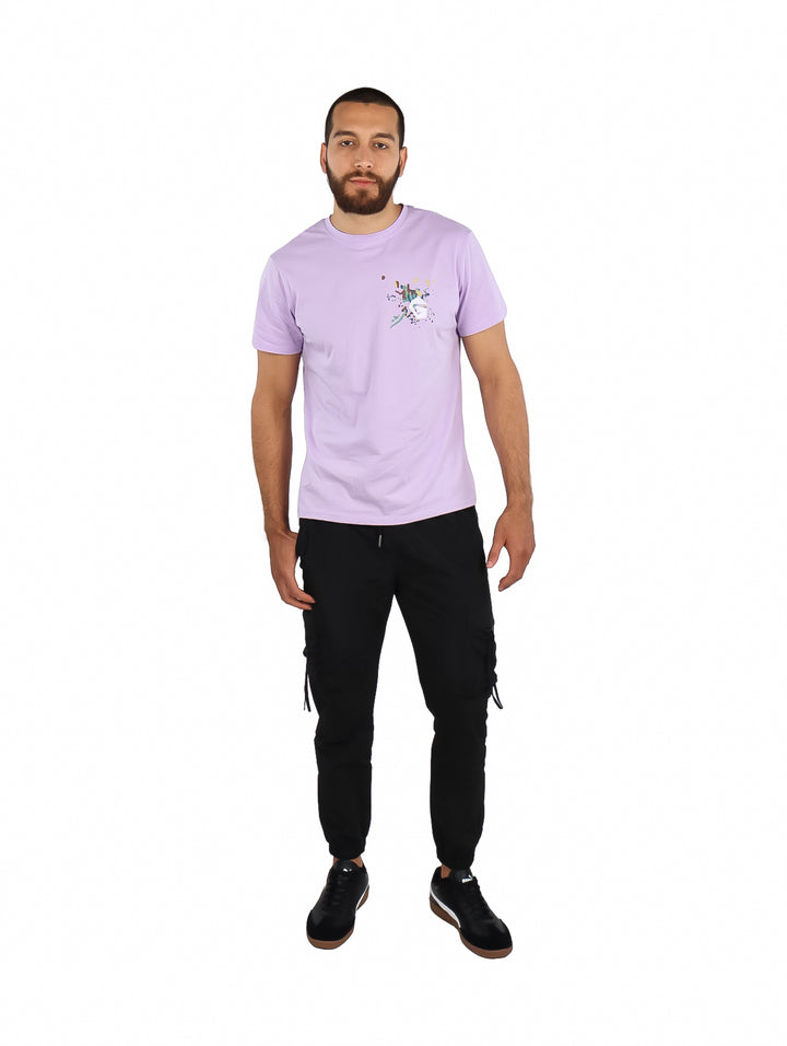 Hombre vistiendo una playera de manga corta color púrpura claro con un pequeño estampado en el pecho.