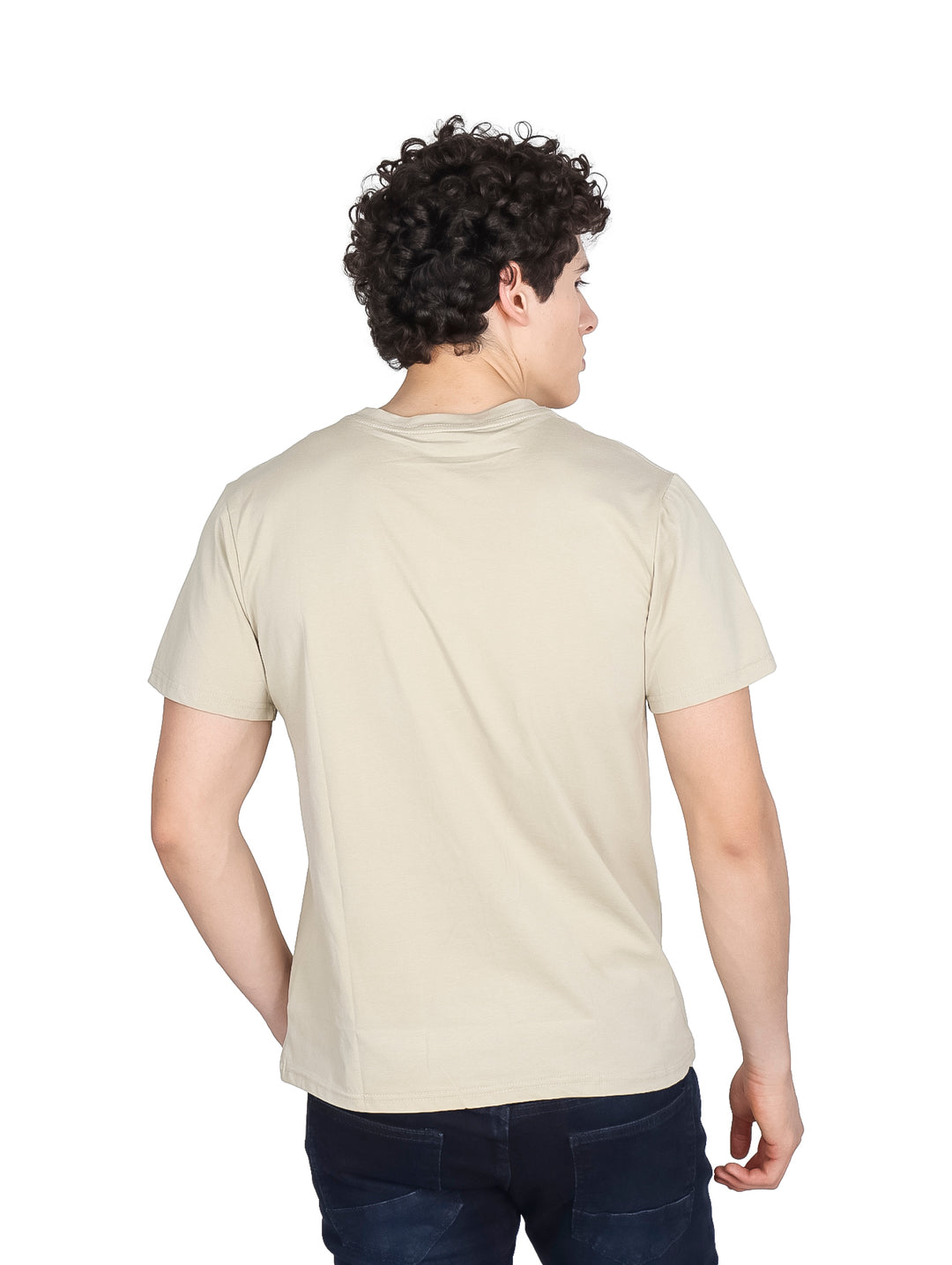 Hombre vistiendo una playera de manga corta color beige con un pequeño detalle gráfico en el pecho.