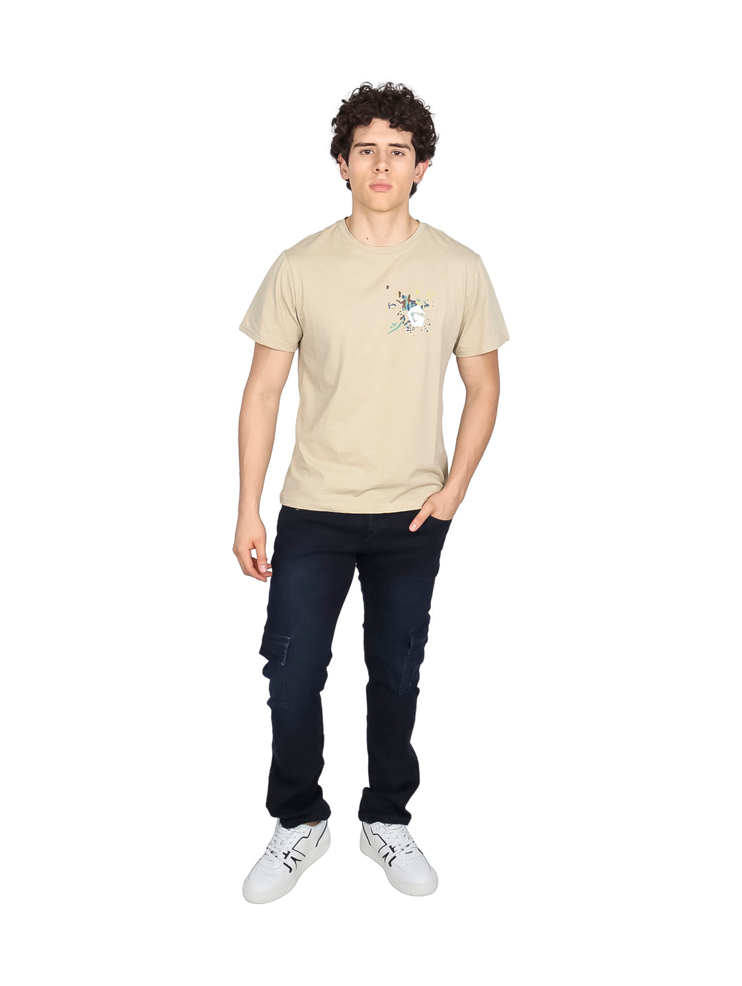 Hombre vistiendo una playera de manga corta color beige con un pequeño detalle gráfico en el pecho.