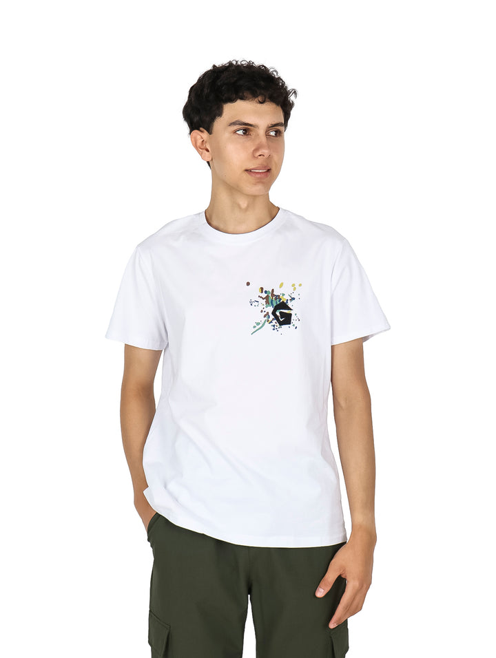 Hombre vistiendo playera blanca de manga corta con un estampado gráfico en el pecho.