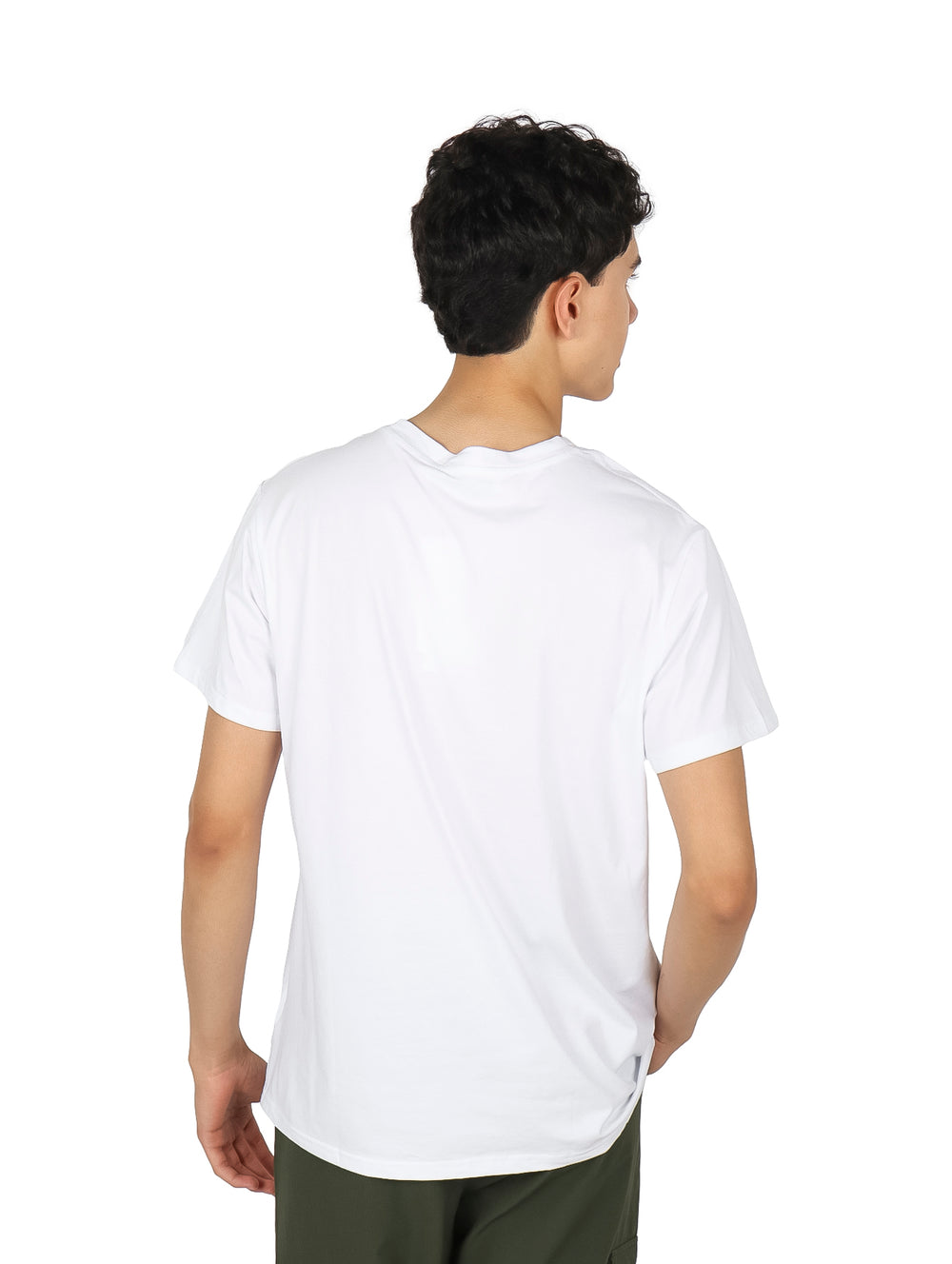 Hombre vistiendo playera blanca de manga corta con un estampado gráfico en el pecho.