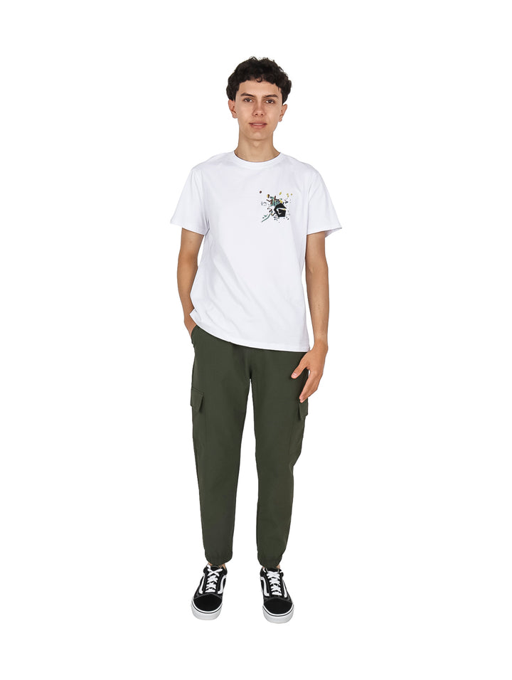 Hombre vistiendo playera blanca de manga corta con un estampado gráfico en el pecho.