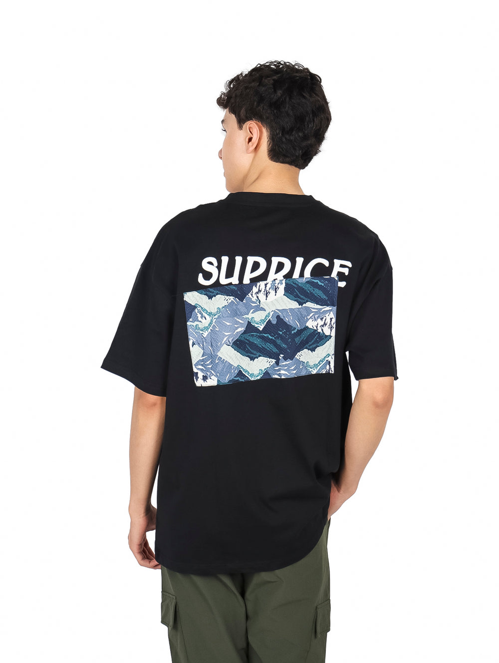 Hombre vistiendo playera negra de manga corta con estampado gráfico en el pecho.