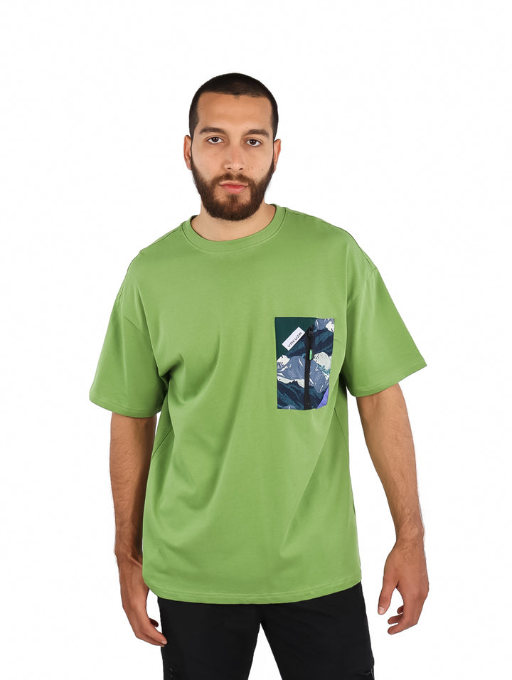 Playera verde de manga corta para hombre con un bolsillo estampado en el pecho.